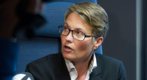 Klimaendringer er den antatt fremste årsaken til endringer av artssammensetningen i Norge og verden, men til tross for dette er miljøvernet i Norge motstandere av aktivt arbeid for å bremse klimaendringene. Miljøvernminister Tine Sundtoft vil eksempelvis unngå bruk av norsk gran i klimaplantinger på Vestlandet. Dermed blir effekten av Stortingets vedtak om planting for klima svært begrenset.