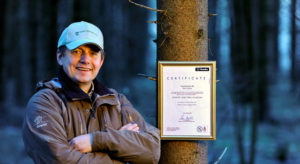 Hvor mange bruker skogen og naturen i Norge? Løping, skitur, naturopplevelser, bær- og sopp-plukking, er bare noen få eksempler på hvordan vi nyter vår fantastiske skog hver dag. Men hvor mange av oss vet hvilken ressurs skogen er?  Ikke bare for trivsel og friluftsliv, men for hele vårt samfunn. Ikke minst fra et miljømessig perspektiv.