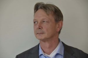 Debatten går om etablering av en nasjonalpark i Østmarka. Østmarkas venner, som er initiativtakere til verneforslaget, argumenterer for behovet for å sikre det biologiske mangfoldet i en samfunnets naturbank. Men, de biologisk viktige områdene i Østmarka er allerede vernet i to større naturreservat og det i en verneform som er langt strengere enn nasjonalpark.