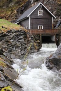 Sanderud-utvalget foreslår å senke innslagspunktet for grunnrenteskatt. Dette vil ramme småkraftbransjen spesielt hardt noe som kan medføre en dramatisk nedgang i produksjon av fornybar energi – stikk i strid med hva alle partier ønsker. I disse «klima-tider» vil dette være et stort tilbakeskritt.