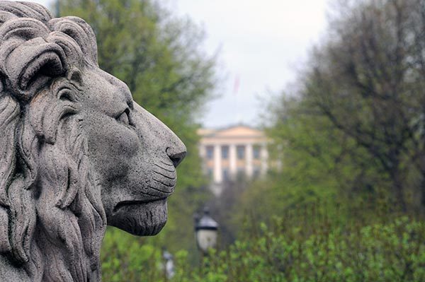 Stortingsloeven med utsikt til slottet_YAY