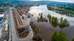 Råvareleddets rolle i utviklingen av verdikjeden skog og tre er og blir å sikre en jevn og tilstrekkelig strøm av råstoff.
Regjeringens satsing på samferdsel er av stor betydning for skogbruket som håndterer store volumer og der transportkostnader er avgjørende for aktiviteten. Effektivt samspill mellom ulike transportbærere som veg, bane og båt er og blir stadig viktigere.