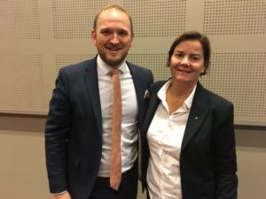 Samferdselsministeren har et stort budsjett på alle typer transport som er viktig for skognæringen, - veg, kai og bane.