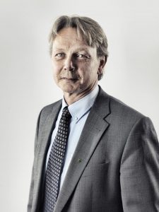 Nils Kristen Sandtrøen argumenterer for å stanse salg av Statskog sine eiendommer, og sier de vil satse på Statskog som et verktøy for næringsutvikling. Med dette argumenterer han mot private, norske skogeiere.
